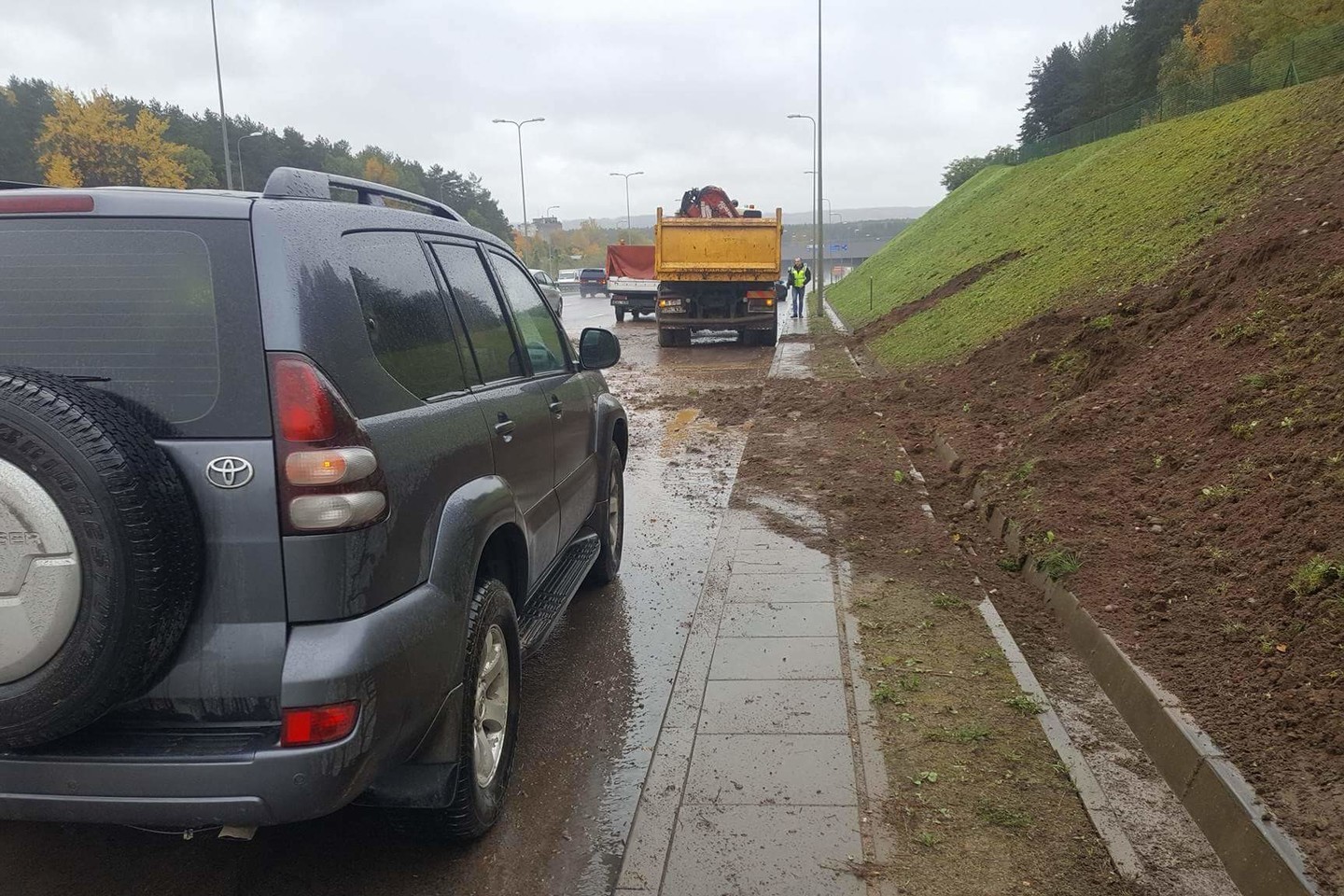 Vilniuje apsivertus sunkvežimiui, avarijos vietoje prireikė policijos pareigūnų ir greitosios pagalbos medikų.