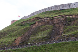 Gedimino kalne – dar viena nuošliauža. Atsivėrė grunto plyšių