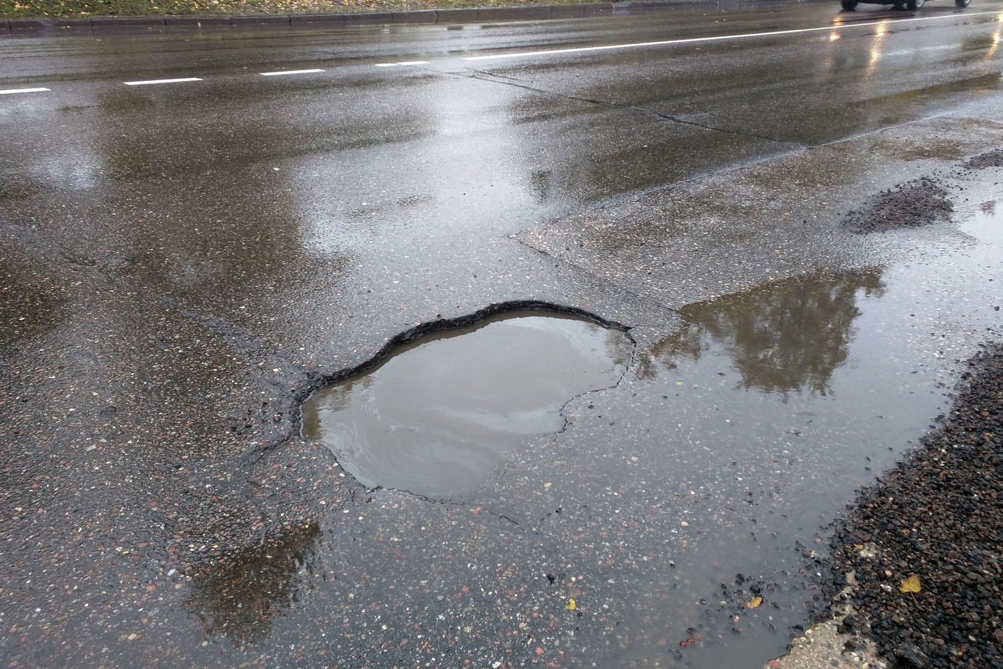 Įvažiavęs į nepažymėtą ir vandens pilną duobę vilnietis prakirto padangą.<br> Gedimino nuotr.