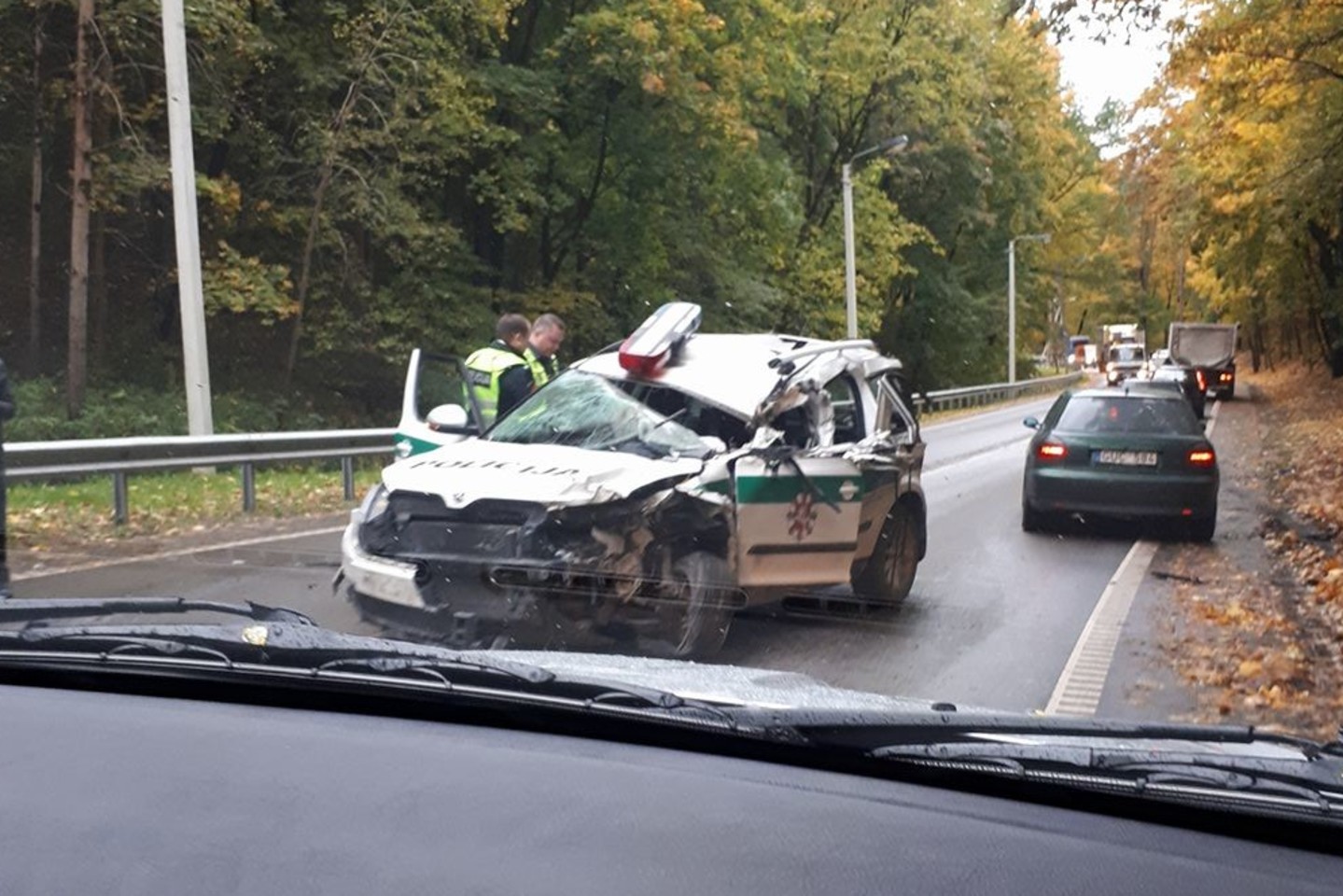 Avarijoje Kaune sumaitotas policijos automobilis.