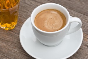 Ar puodelio spalva turi įtakos kavos skoniui? Atsakymas įdomus