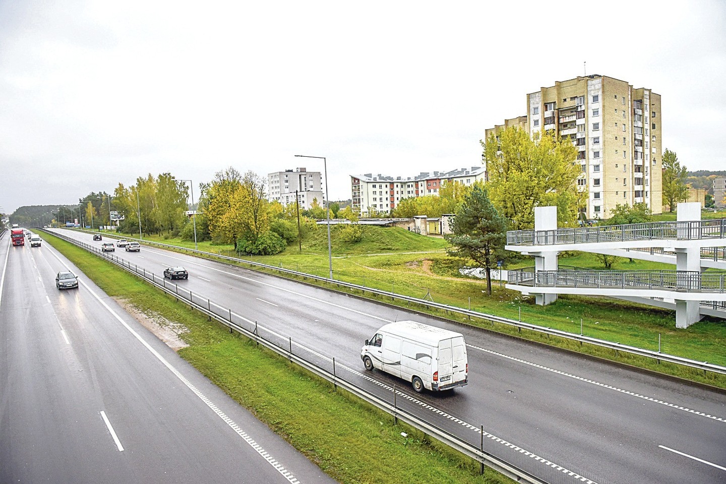 Vilniaus gatvės namai triukšmą slopinančios sienos greičiausiai nebesulauks – tam neskirta pinigų.<br>D.Umbraso nuotr.