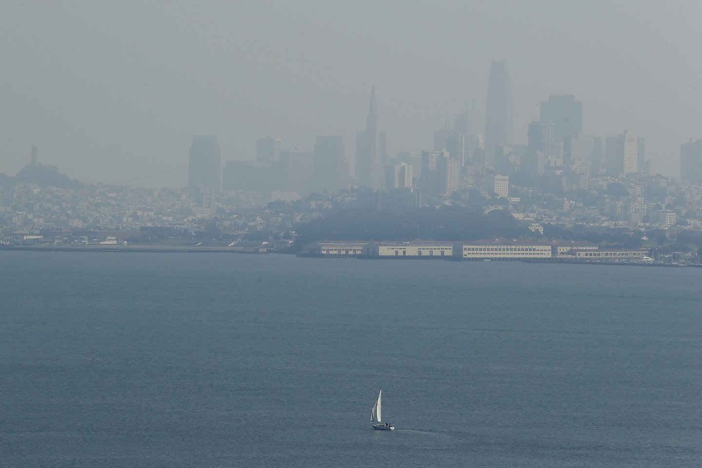 San Franciskas skendi dūmuose.