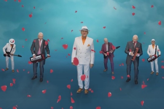 Šeimos ir draugų sveikinimai skamba muzikiniuose pasirodymuose