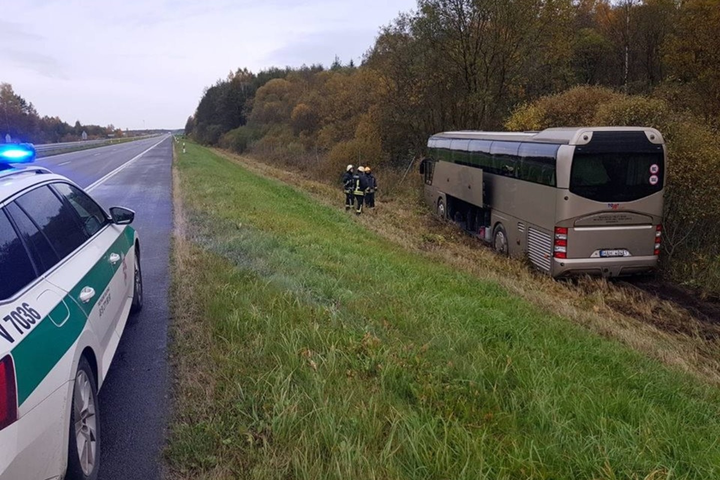 Greitkelyje Ukmergės r. nuo kelio nuskriejo turistinis autobusas su žmonėmis.