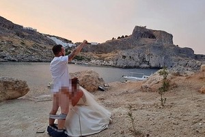 Britų jaunavedžių oralinio sekso nuotrauka sukėlė tarptautinį skandalą