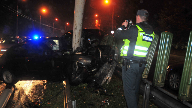 BMW Vilniuje rėžėsi į stulpą, sužeisti trys žmonės