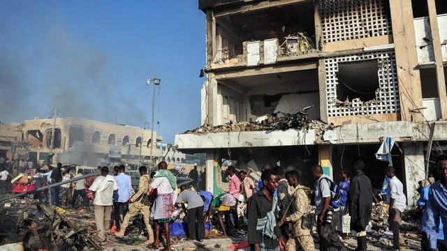 Somalio sostinė sunkiai atsigauna po išpuolio, žuvo 53 žmonės