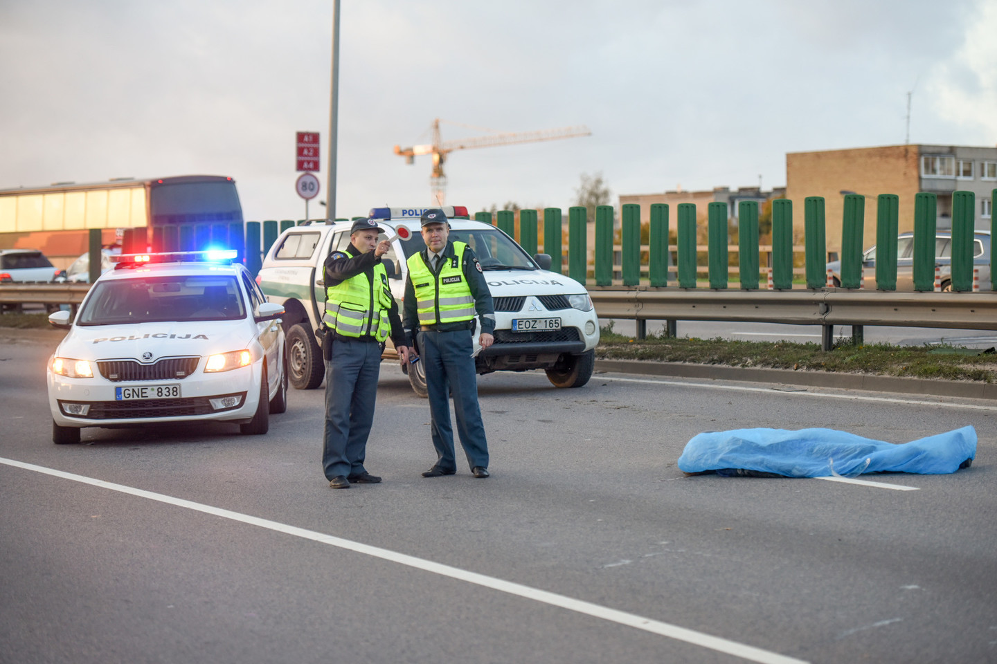 Pirminiais duomenimis, moticiklą vairavęs vyras dėl kol kas nežinomų priežasčių nesuvaldė transporto priemonės ir griuvo. Nugriuvęs dar kurį laiką čiuožė asfaltu ir atsiotrenkė į tvorelę.<br> D.Umbraso nuotr.