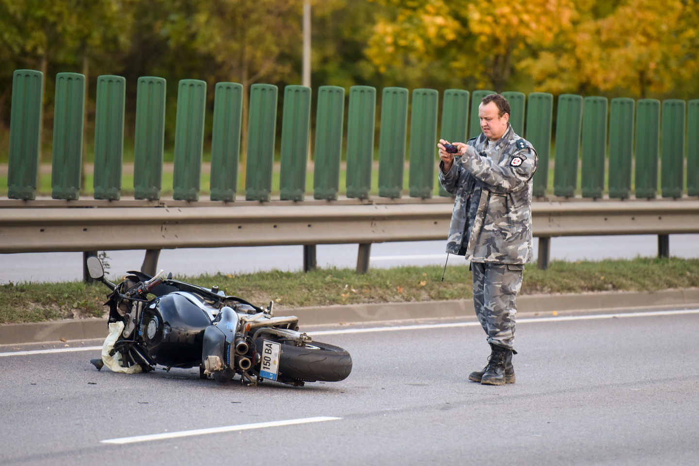 Pirminiais duomenimis, moticiklą vairavęs vyras dėl kol kas nežinomų priežasčių nesuvaldė transporto priemonės ir griuvo. Nugriuvęs dar kurį laiką čiuožė asfaltu ir atsiotrenkė į tvorelę.
