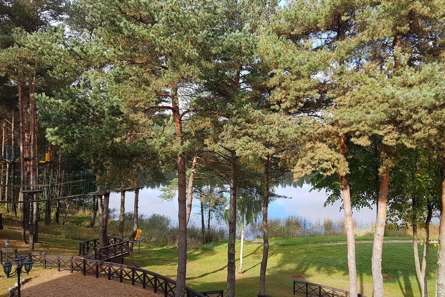 Ignalina rudenėja, miestas dažosi gražiausiomis spalvomis, bet tik kam ištarus jo pavadinimą ir vėl prieš akis išnyra didžiuliai kaminai ar pavojingi reaktoriai.<br> R.Rakauskės nuotr.
