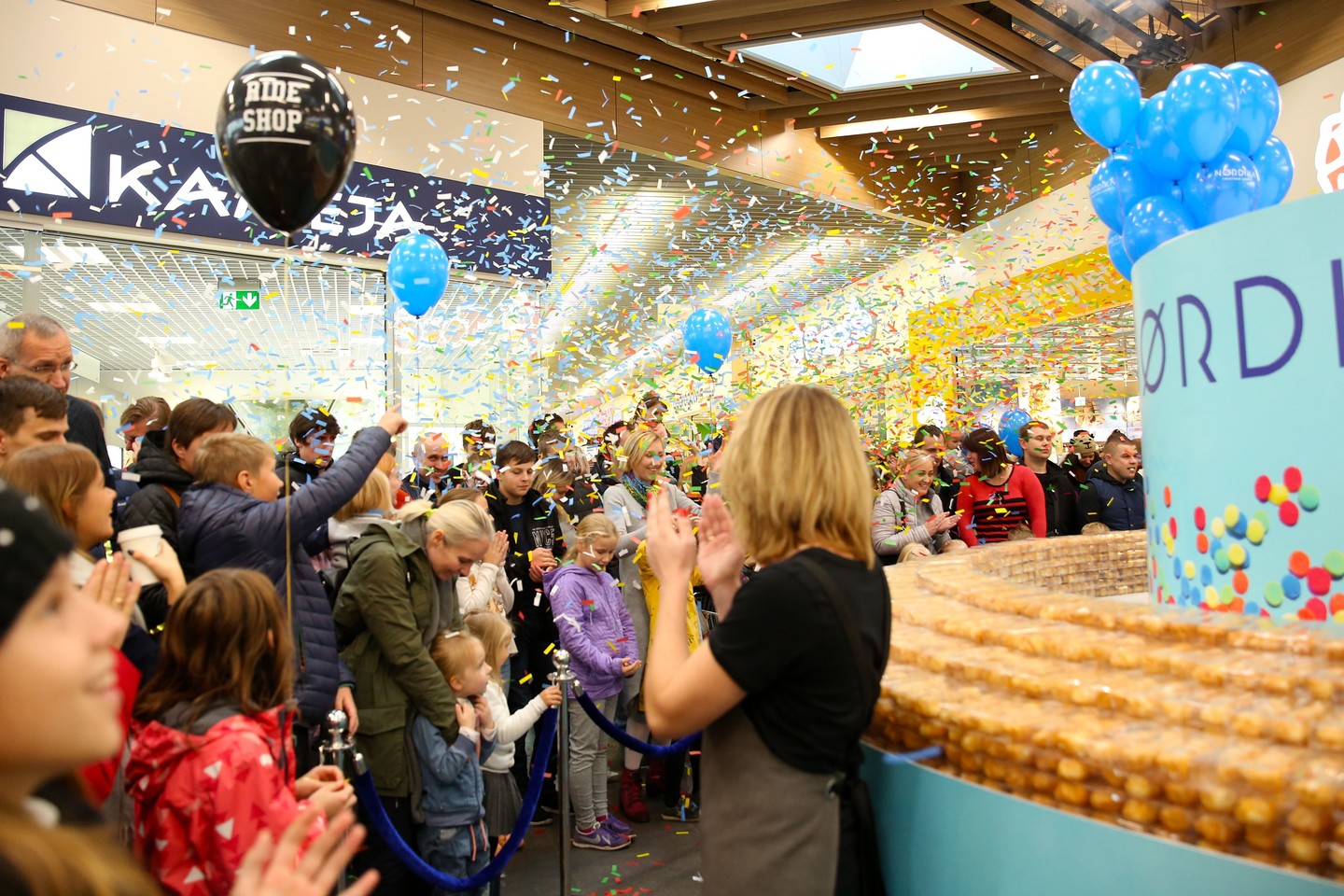 Šeštadienį vykusios šventės dalyviams iš viso išdalinta net 15 tūkst. plikytų pyragaičių.  <br> Organizatorių nuotr.