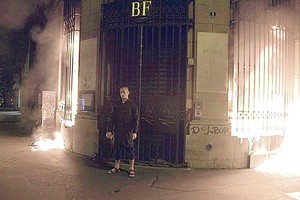 Dėl šiurpių performansų žinomas menininkas iš Rusijos padegė Prancūzijos banką
