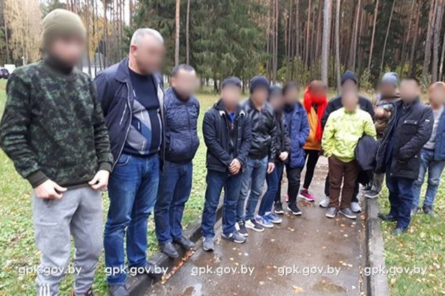  Baltarusijos pasieniečiai sučiupo į Lietuvą vykusią stambią nelegalų grupę.<br> Facebook/Baltarusijos pasieniečių nuotr.