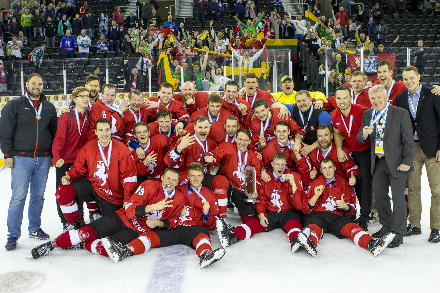  Lietuvos ledo ritulio rinktinė, kuri Belfaste vykusiame čempionate iškovojo bronzos medalius 
