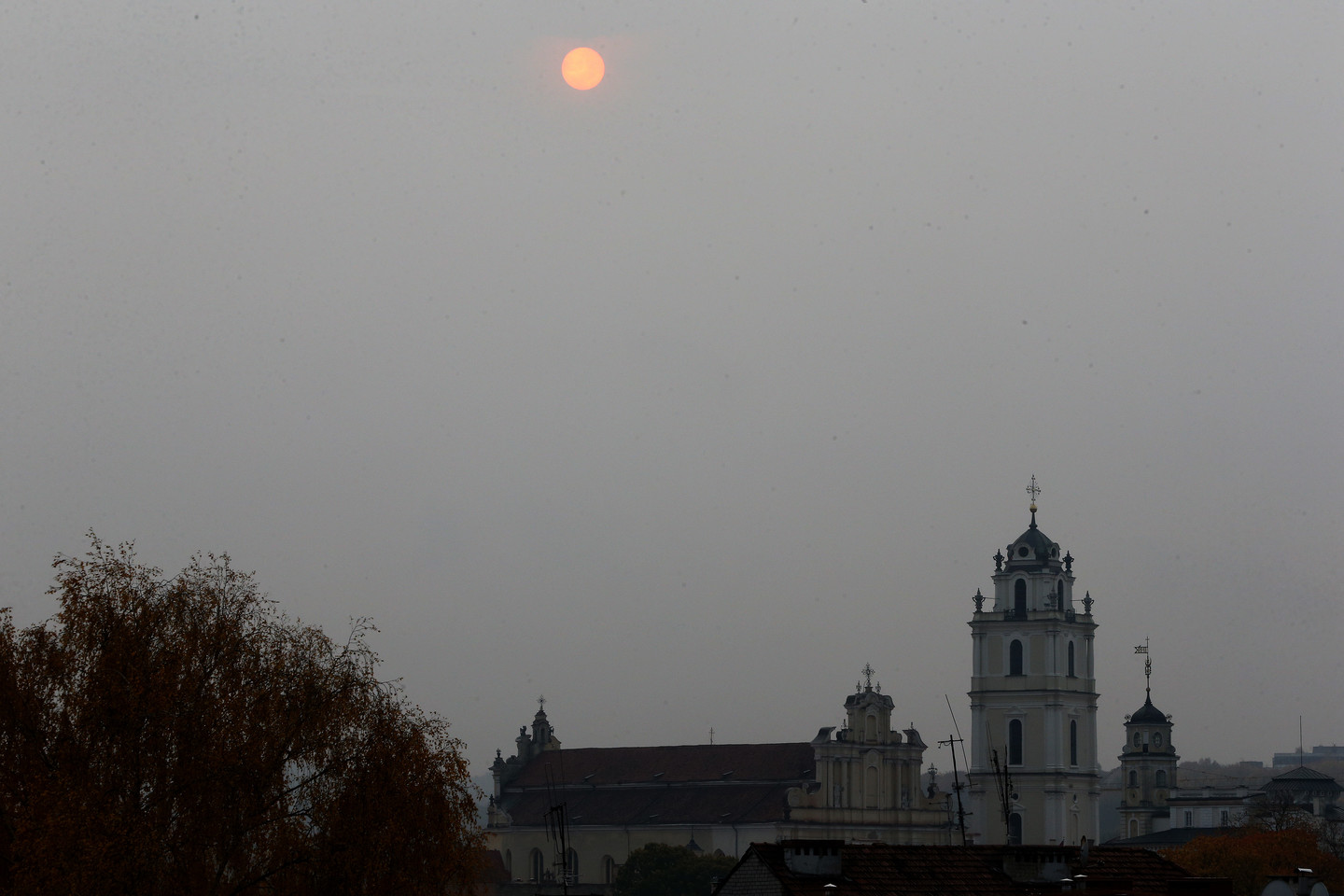  Trečiadienį lietuviai galėjo pasigrožėti raudona saule.<br> R.Danisevičiaus nuotr.