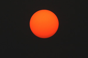 Paaiškino, kodėl lietuviai išvydo raudoną saulę, ir perspėjo pasirūpinti sveikata