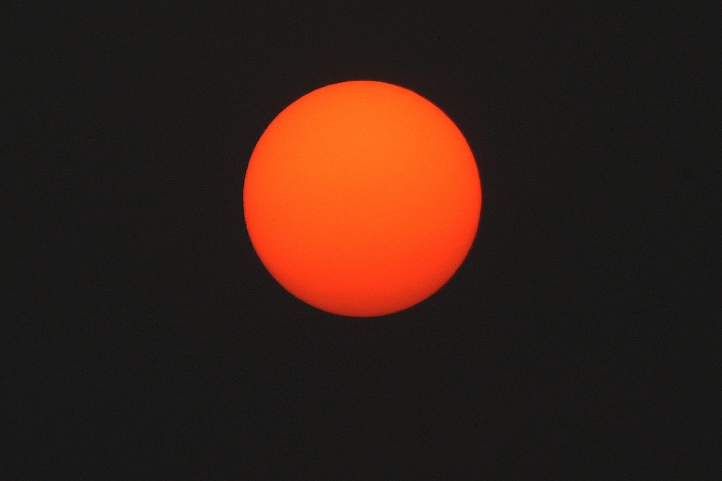  Trečiadienį lietuviai galėjo pasigrožėti raudona saule.<br> R.Danisevičiaus nuotr.