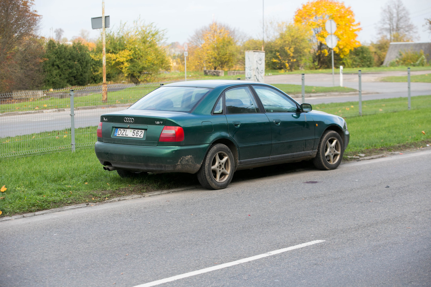  Vilniuje „Audi“ partrenkė dviratininkę, ji neteko sąmonės.<br> T.Bauro nuotr.