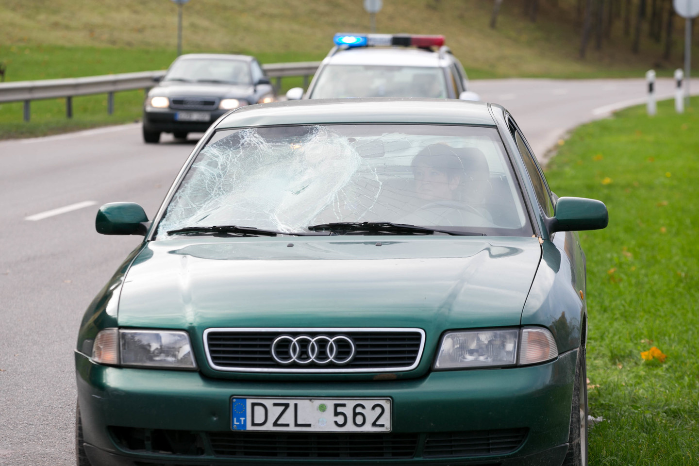  Vilniuje „Audi“ partrenkė dviratininkę, ji neteko sąmonės.<br> T.Bauro nuotr.