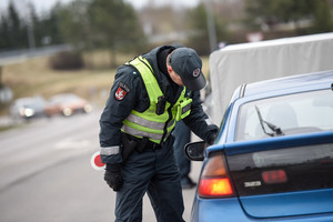Policija įspėjo dėl vieno įpročio: už tai galite ilgam netekti vairuotojo pažymėjimo