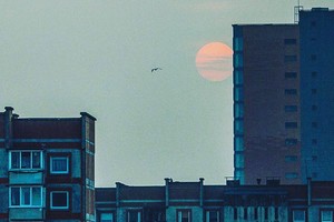 Skaitytojų nuotraukose – Lietuvoje užfiksuotos raudonos Saulės kadrai