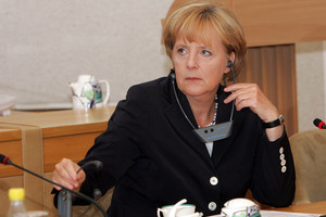 Susilpnėjusi Angela Merkel bando formuoti naują vyriausybę
