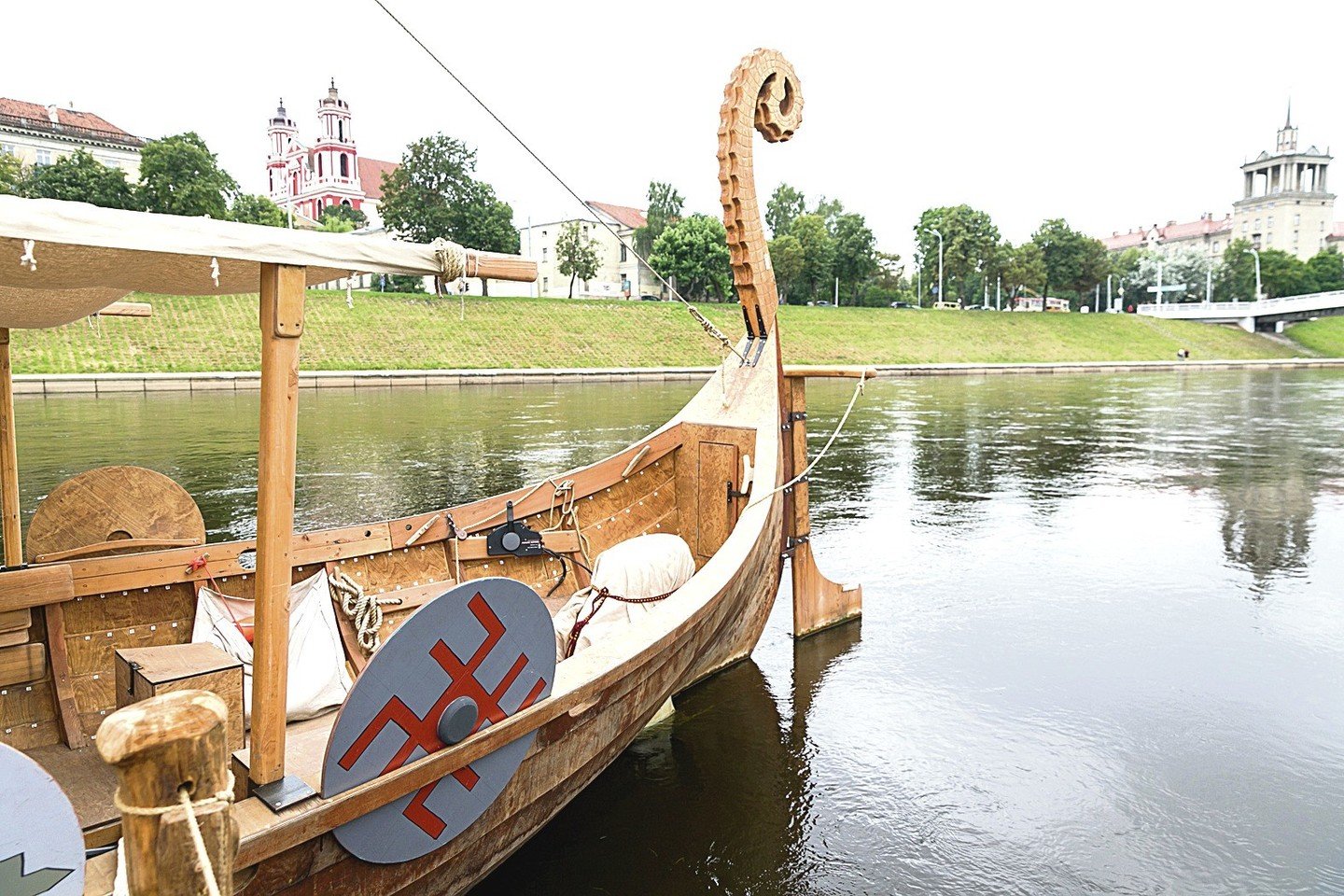 Šią vasarą Neries upe Vilniuje plaukiojo pramoginis vikingų laivas, kurį klientas vokietis užsakė pagaminti Suvalkijoje.<br>Nuotr. iš asmeninio archyvo ir T.Bauro, L.Juodzevičienės nuotr.