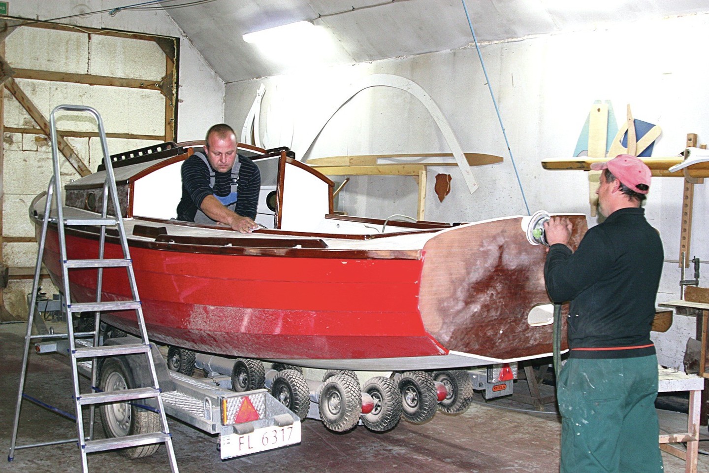 T.Kupčinskas (kairėje) ir M.Pautienius stato ir restauruoja medinius laivus.