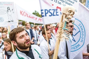 Lenkijos medikus įpykdė siūlymas emigruoti: pradėjo bado streiką