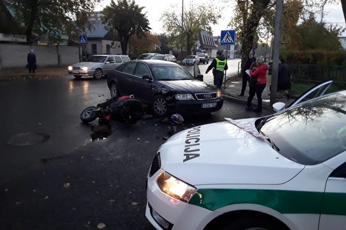Panevėžyje susidūrė „Audi“ ir mopedas, nukentėjo žmogus.