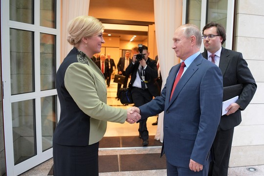 Kroatijos prezidentė patikino Vladimirą Putiną, jog „Trijų jūrų iniciatyva“ nenukreipta prieš Rusiją