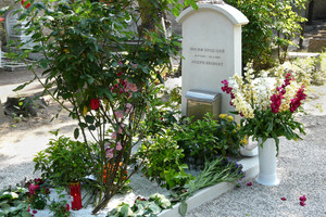 Imta prekiauti vietomis išskirtinėse kapinėse – kaina nustebins