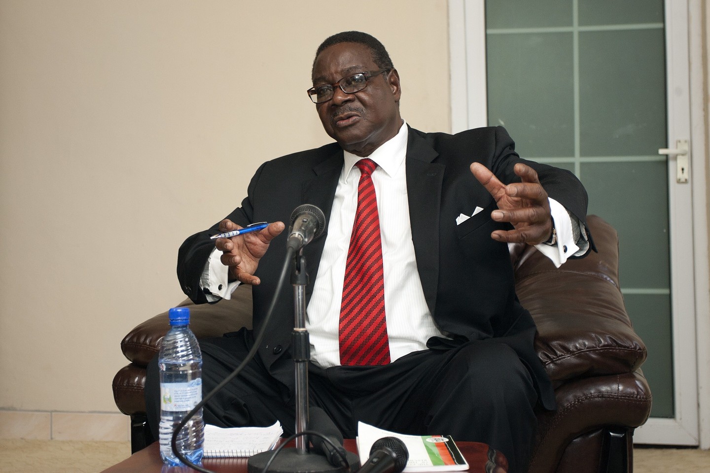  Malavio lyderis P.Mutharika prašė vampyrų nustoti gerti kraują.<br> AFP/„Scanpix“ nuotr.