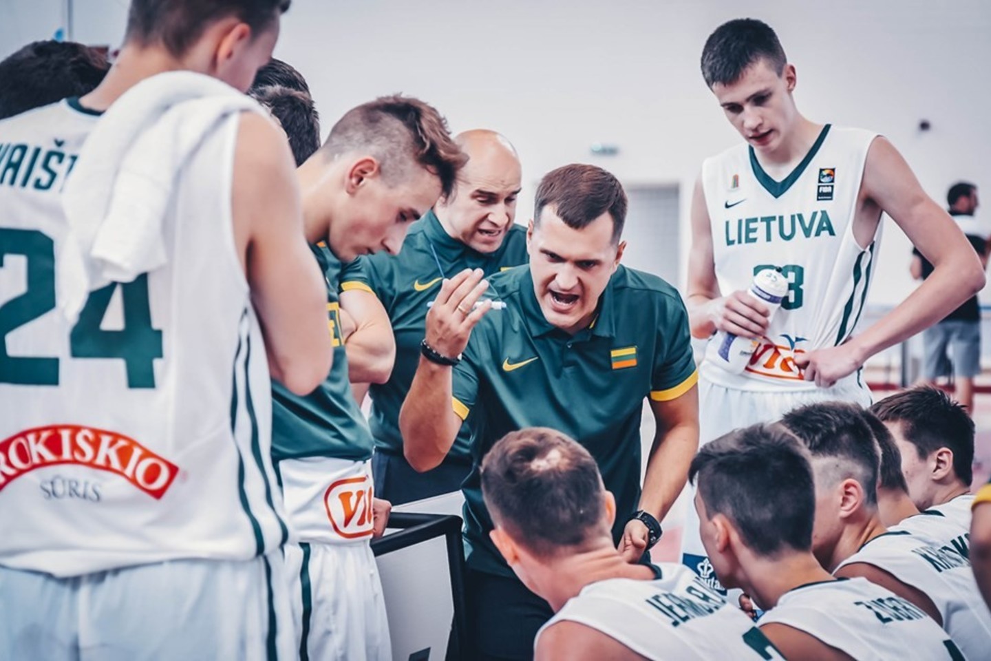 Šešiolikmečių rinktinę vasarą treniravęs E.Justa, nuo šio sezono darbuojasi Vilniaus krepšinio mokykloje (VKM)<br> FIBA nuotr.