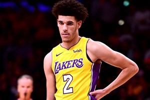 Skambiai tėvo išgarsinto Lonzo Ballo era Los Andžele: skystas debiutas ir varžovo pašaipos