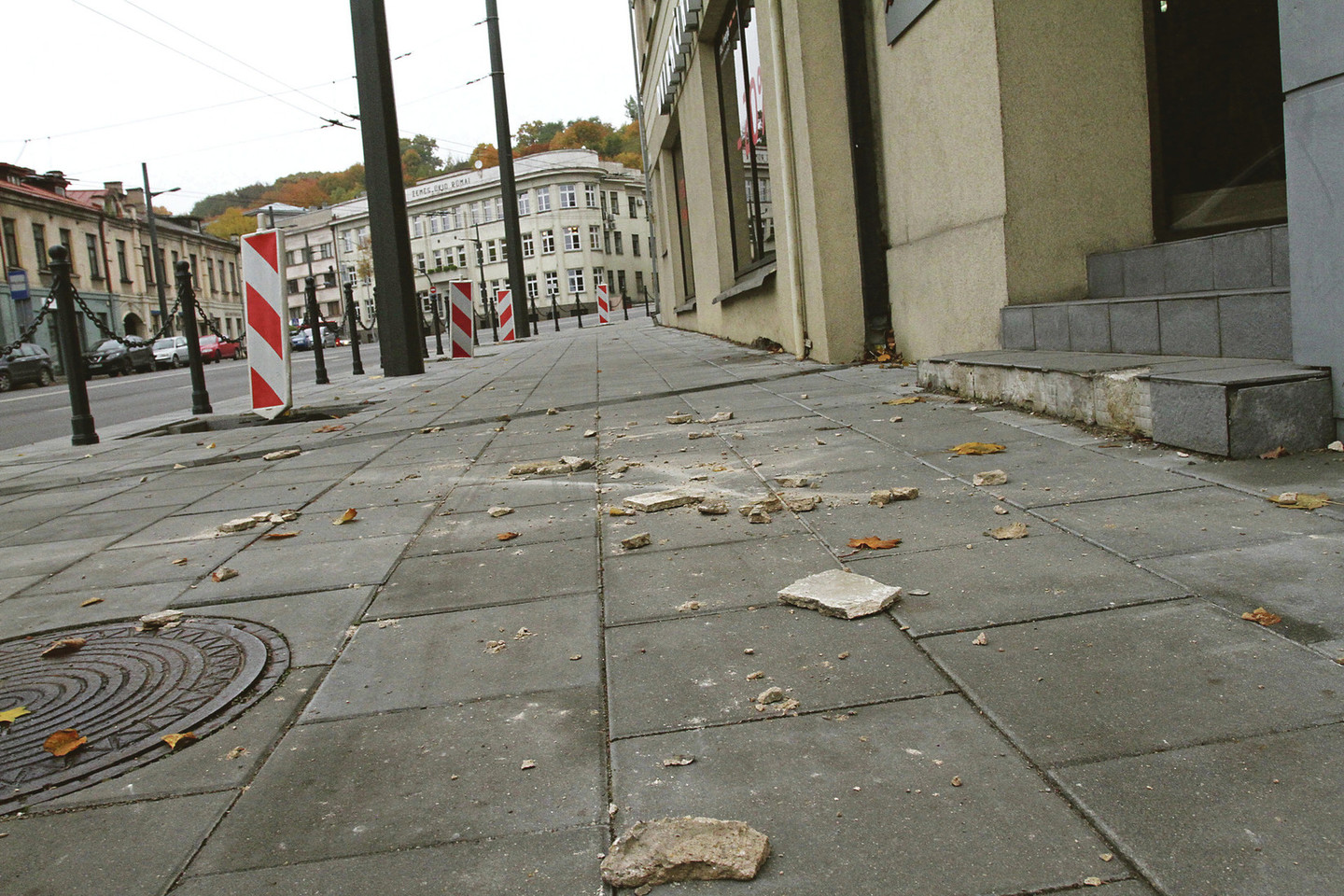 Laisvės alėjoje tarpukariu pastatyto namo balkonai pradėjo irti ir nuo jų ant šaligatvio byra tinko gabalai.