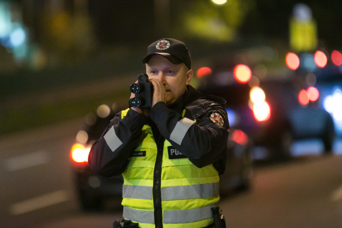 Policijos pareigūnai matuoja automobilių važiavimo greitį.<br> M.Ambrazo nuotr.