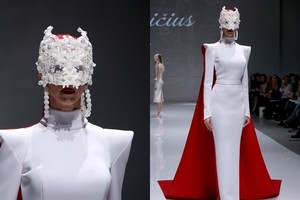 Garsi moteris ant podiumo tapo neatpažįstama