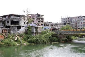 Filipinų pajėgos kovoja su paskutiniais 30 „Islamo valstybės“ kovotojų