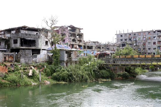 Filipinų pajėgos kovoja su paskutiniais 30 „Islamo valstybės“ kovotojų