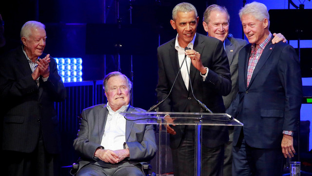 Penki buvę JAV prezidentai susirinko į labdaros koncertą