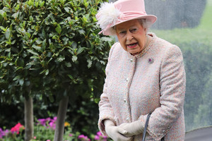Karalienė Elizabeth II pinigų turi tik kartą per savaitę