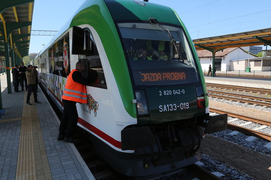 Dėl nurėžtų priedų dešimtys konduktorių paliko „Lietuvos geležinkelius“ 