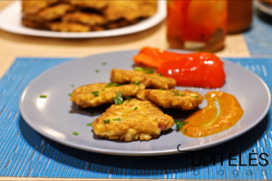 Paprasti, bet tobuli vištienos kepsneliai su šonine