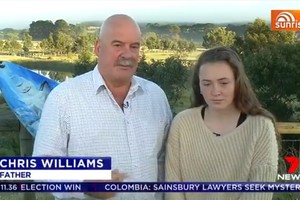 Tėvo akivaizdoje 4,5 metro ilgio ryklys iš valties išvertė dukrą