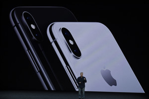 Kalbama net apie dvi pigesnes „iPhone X“ versijas