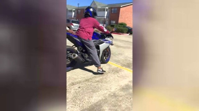 Vyras mokė merginą vairuoti motociklą – iš siaubo griebėsi už galvos 