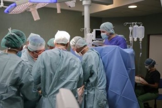 Operuojant į arteriją įaugusį naviką, prireikė kitos ligoninės pagalbos