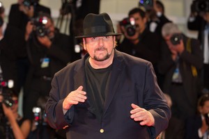 38 moterys Holivudo žvaigždę Jamesą Tobacką apkaltino seksualiniu priekabiavimu